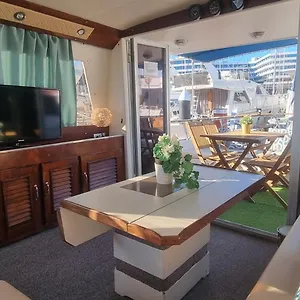Beautiful And Comfy Boat In With Boat Tour Option , Barcelone Espagne